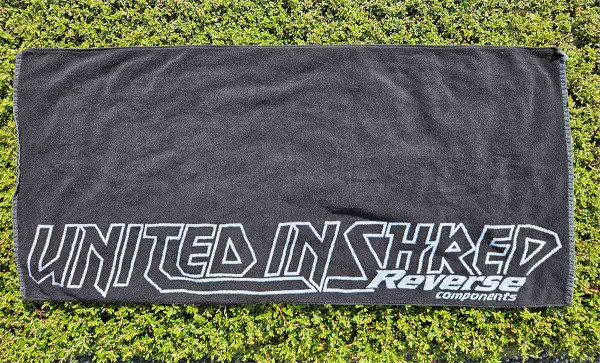 REVERSE United in Shred Towel blk/white 70x140cm